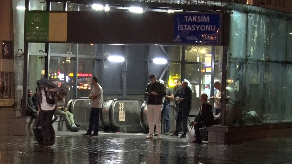 Meteoroloji uyarmıştı: İstanbul'un bazı ilçelerinde sağanak hayatı olumsuz etkiledi