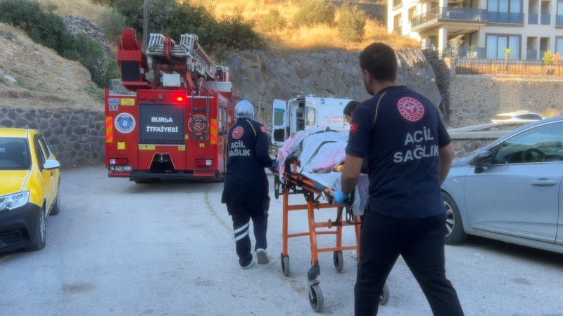 Bursa'da tadilat sırasında balkona düşen işçi yaralandı