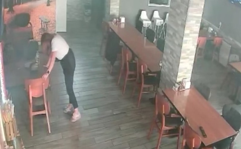 Giresun'da nefes borusuna ekmek kaçan garsonu, doktor müşteri kurtardı