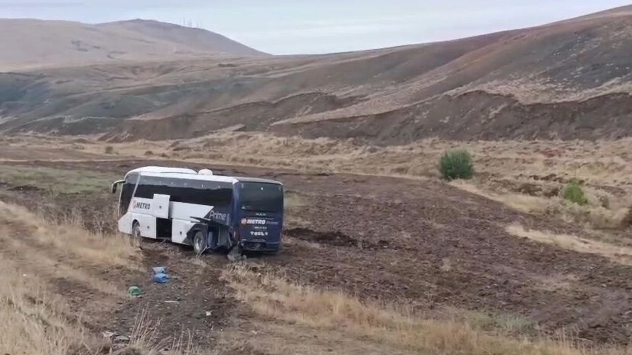 Yolcu otobüsü tarlaya girdi: 9 yaralı