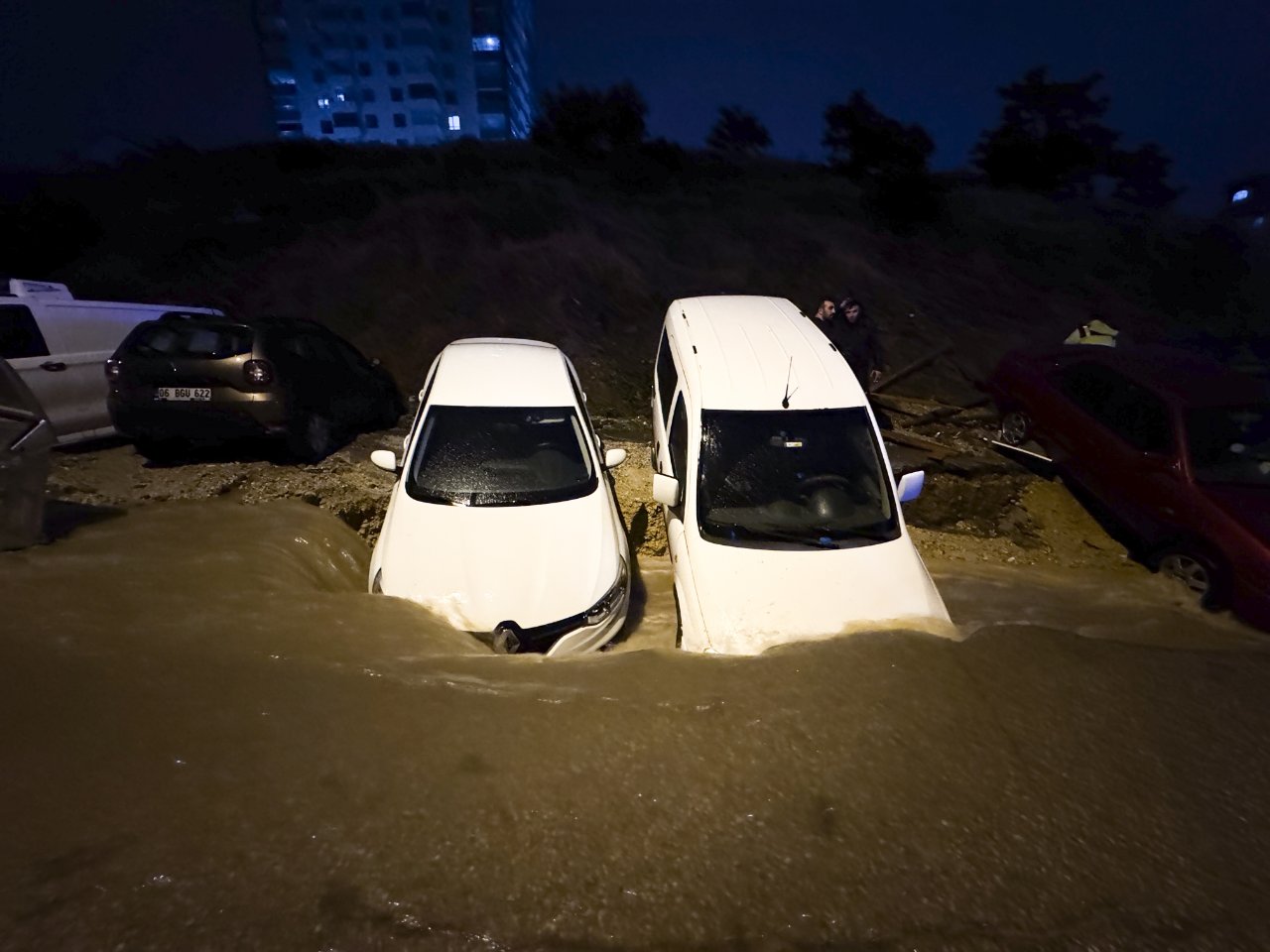 Başkentte sağanak! Yollar göle döndü, araçlar mahsur kaldı
