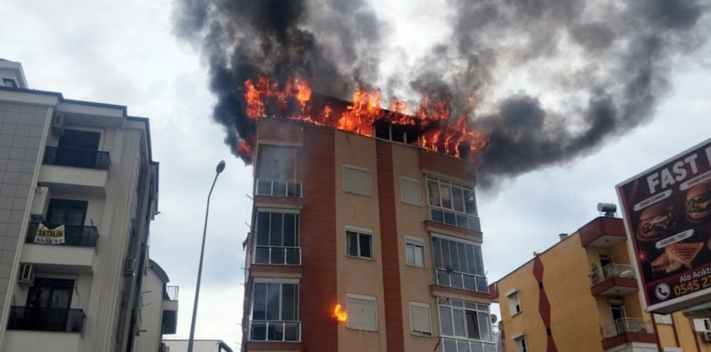 Antalya'da yangında daire kullanılamaz hale geldi