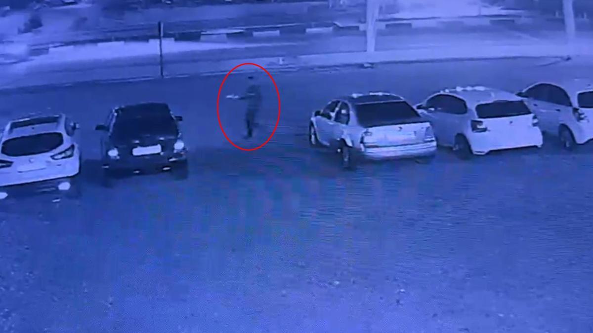 Benzin dökerek 6 otomobili ateşe verdi