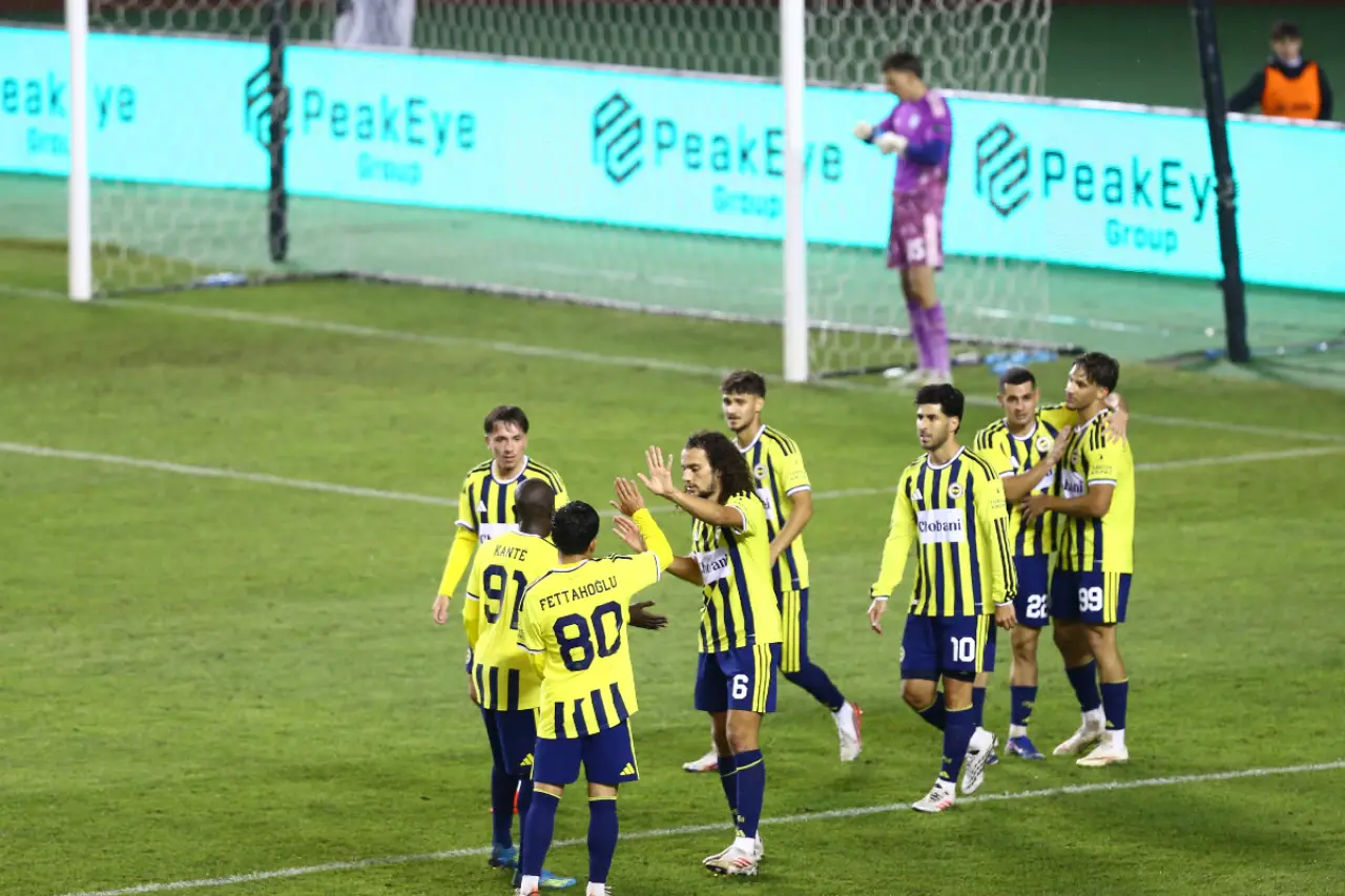 Kırmızı karta rağmen Fenerbahçe maça 11 kişi devam etti