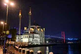 Ankara Keçiören'de sağanak sonrası yol çöktü, araçlar hasar gördü