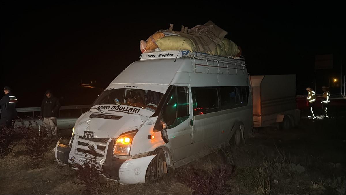 Sivas'ta mevsimlik işçileri taşıyan minibüsle otomobil çarpıştı: 2 yaralı