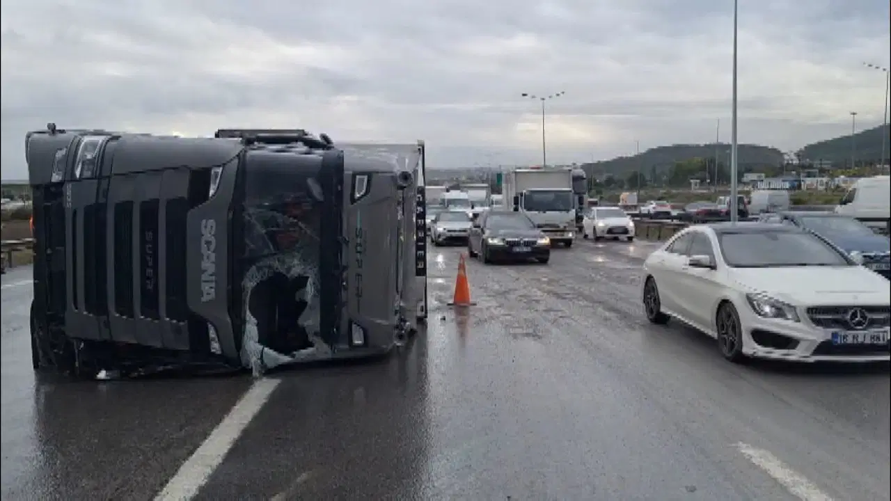 İstanbul'da 'sağanak' etkisi: Kazalar, trafik yoğunluğuna neden oldu
