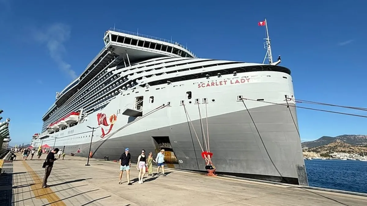 "Scarlet Lady" Bodurm'da! 2 bin 637 turist getirdi