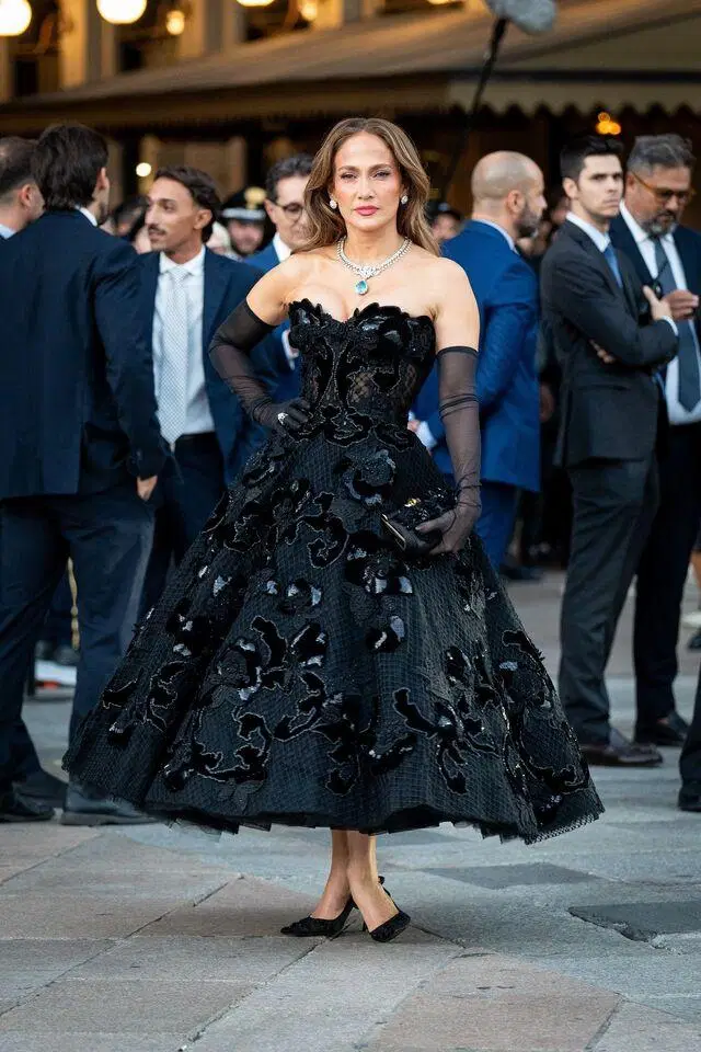 Milano'da Hollywood rüzgarı: Jennifer Lopez Vogue World gecesinde şıklığıyla göz doldurdu