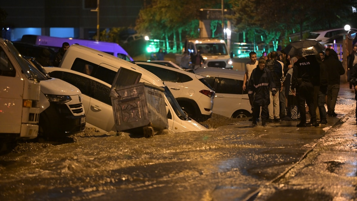 Ankara'yı sağanak vurdu: Biriken sularda araçlar mahsur kaldı, yol çöktü