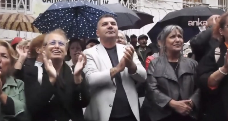 Adalar seçiminde Yeni Partililerin tuhaf sesler çıkardıkları görüldü