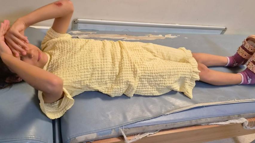 Adana’da yoldaki çukur baba ve kızını hastanelik etti