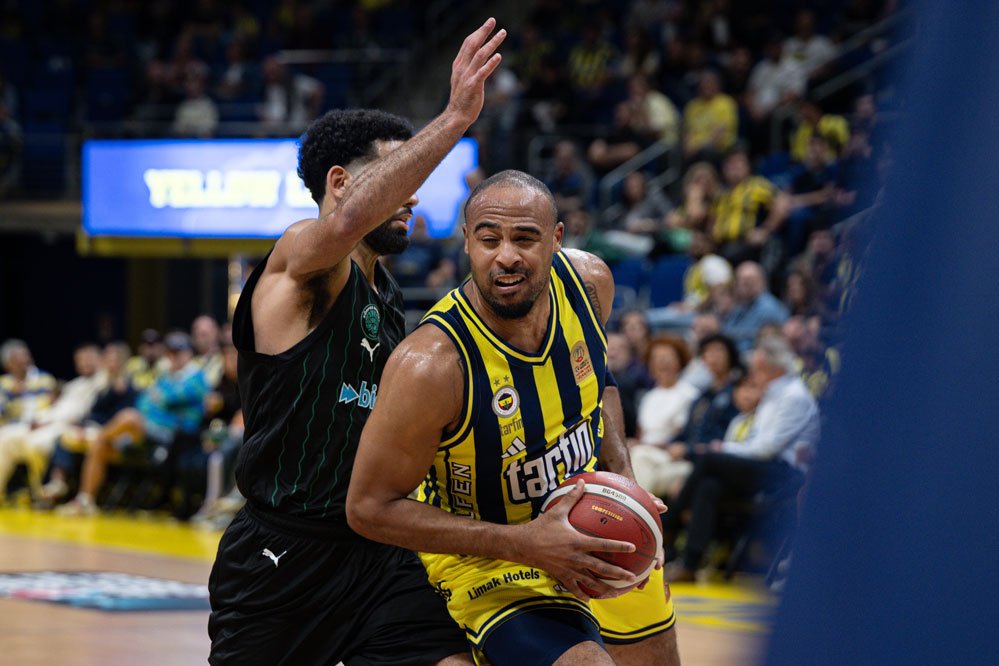 Larkin sahne aldı, Fenerbahçe siftah yaptı
