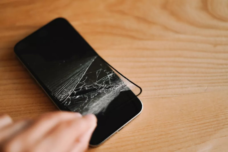 Apple yöneticisi, iPhone'larda ekran koruyucu kullanılmasına tepki gösterdi