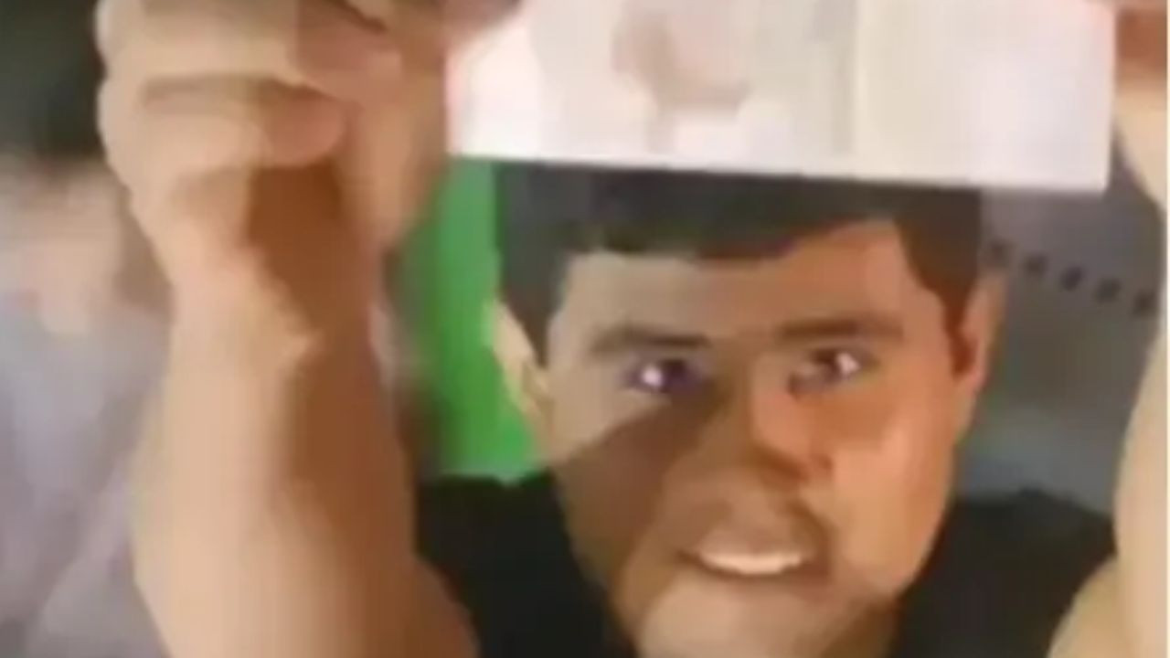 Gençler aldıkları ekmeğin parasını kameraya gösterip bıraktı