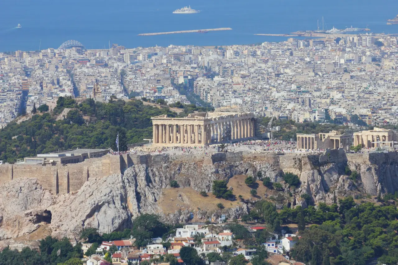 Atina'da Akropolis yakınında patlama: Bina çöktü, en az 2 kişi yaralandı