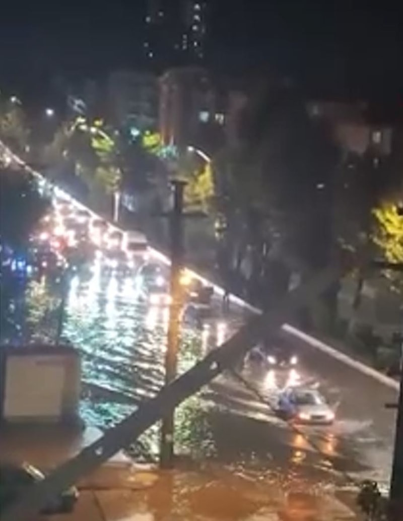 Ankara'yı sağanak vurdu: Biriken sularda araçlar mahsur kaldı, yol çöktü