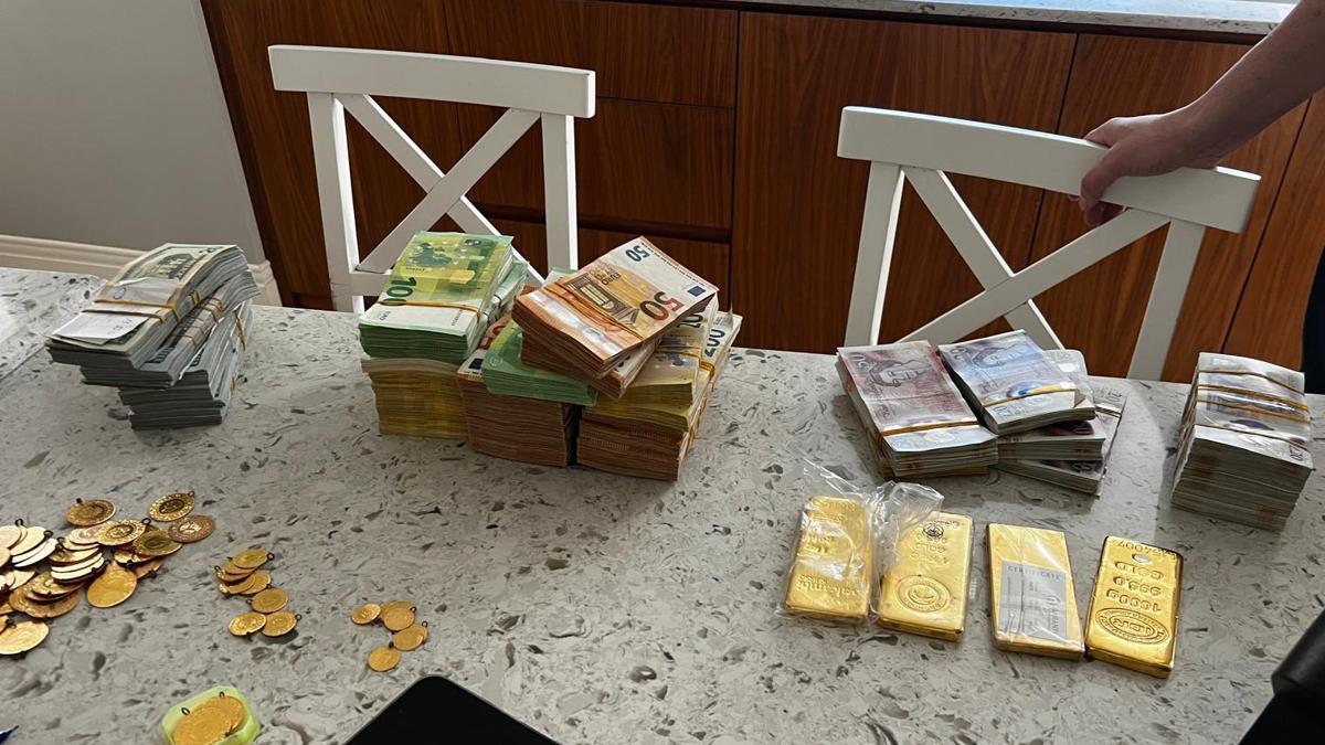 Külçe külçe altın, deste deste para... Mersin'de yolsuzluk soruşturması şüphelisinin evinden servet çıktı
