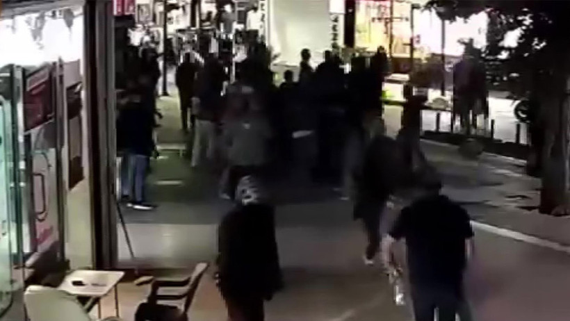 Kocaeli'de cadde ortasında dehşet: Anne ve kızını kalabalık grup darbetti