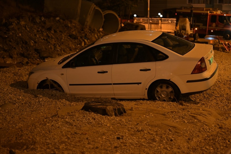 Ankara'yı sağanak vurdu: Biriken sularda araçlar mahsur kaldı, yol çöktü