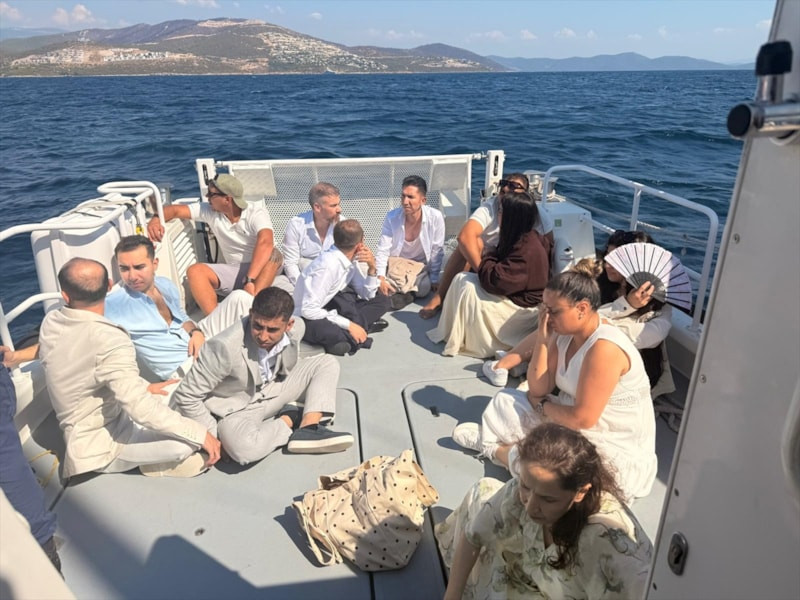 Muğla açıklarında yelkenli teknedeki şık giyimli düzensiz göçmenler yakalandı
