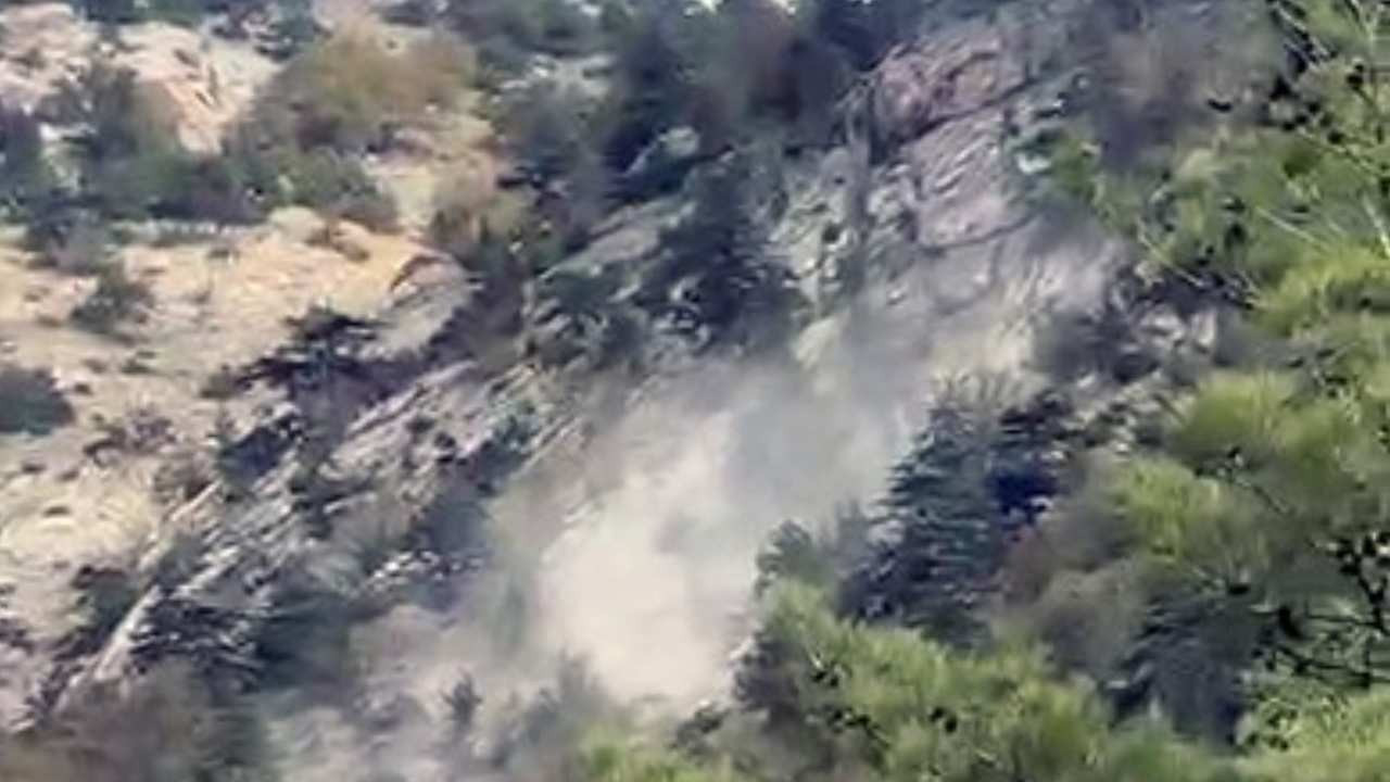 Deprem sırasında yamaçtan kopan kayalar paniğe neden oldu