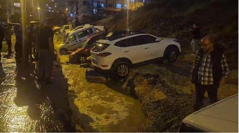 Ankara'da sel nedeniyle yol çöktü! Çok sayıda araç hasar gördü