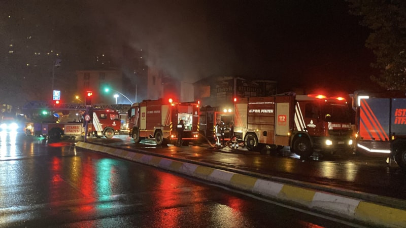İstanbul'da lastikçi dükkanında yangın çıktı