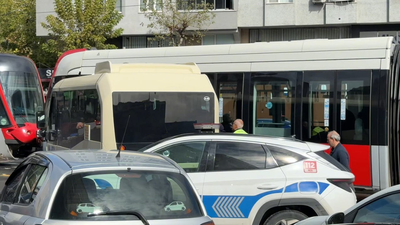 İstanbul'da tramvay, minibüse çarptı! Yaralılar var