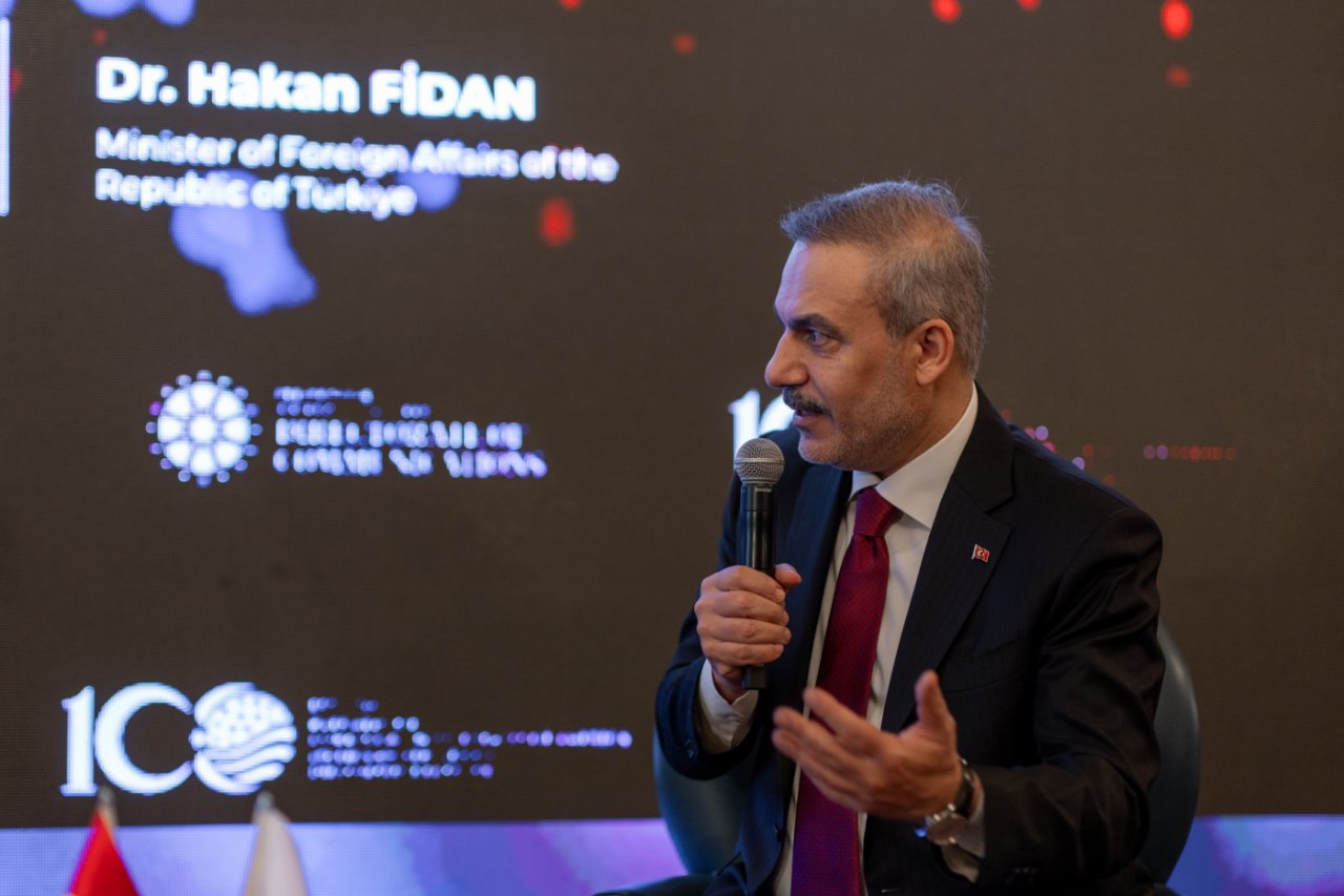SÖZLERİ ALKIŞ ALDI