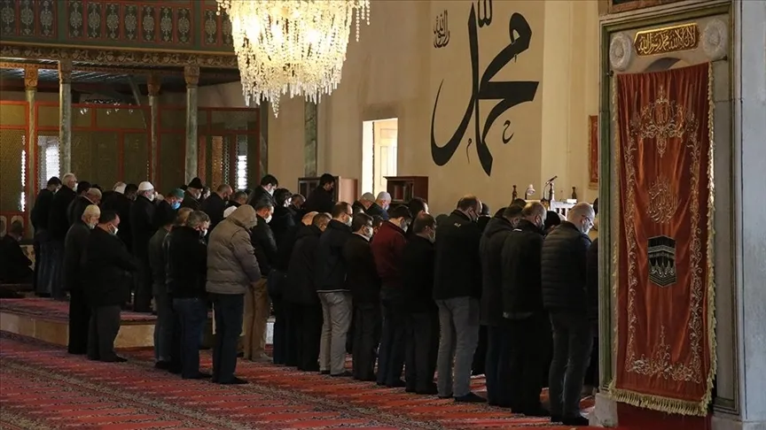 Diyanet’ten 2 Ekim Cuma hutbesi: Camiler sadece secde ederken değil, hayatın tam merkezinde yaşatılmalı!