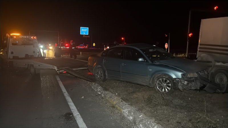 Sivas'ta mevsimlik işçileri taşıyan minibüsle otomobil çarpıştı: 2 yaralı