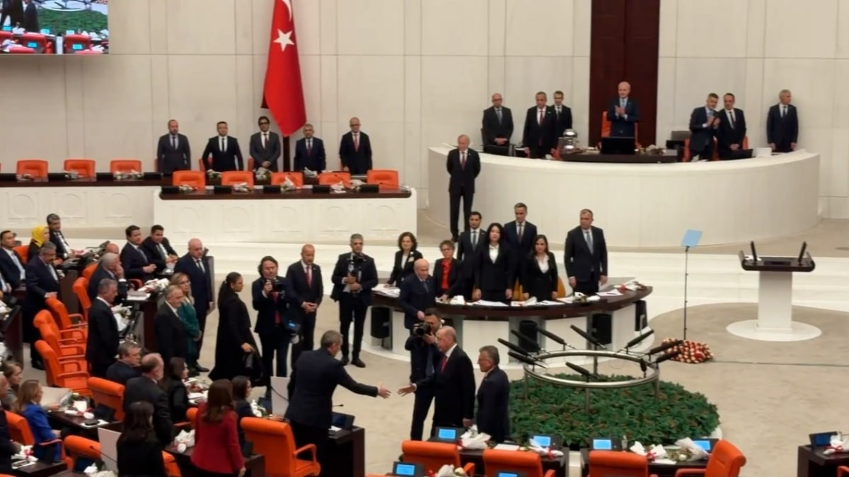 Cumhurbaşkanı Erdoğan, DEM Parti grubuyla tokalaştı