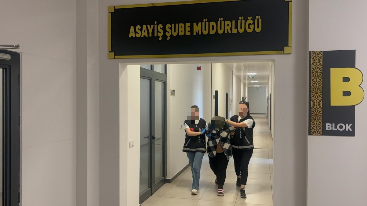 Kocaeli'de babasını öldüren annesinin gözyaşlarını mahkeme salonunda sildi