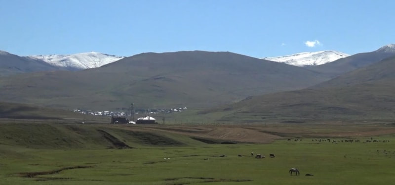 Ardahan'ın yüksek kesimlerine kar yağdı