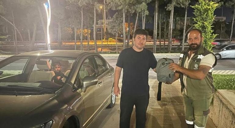 Ağacın altında fark etti! Bulduğu çantadan servet çıktı