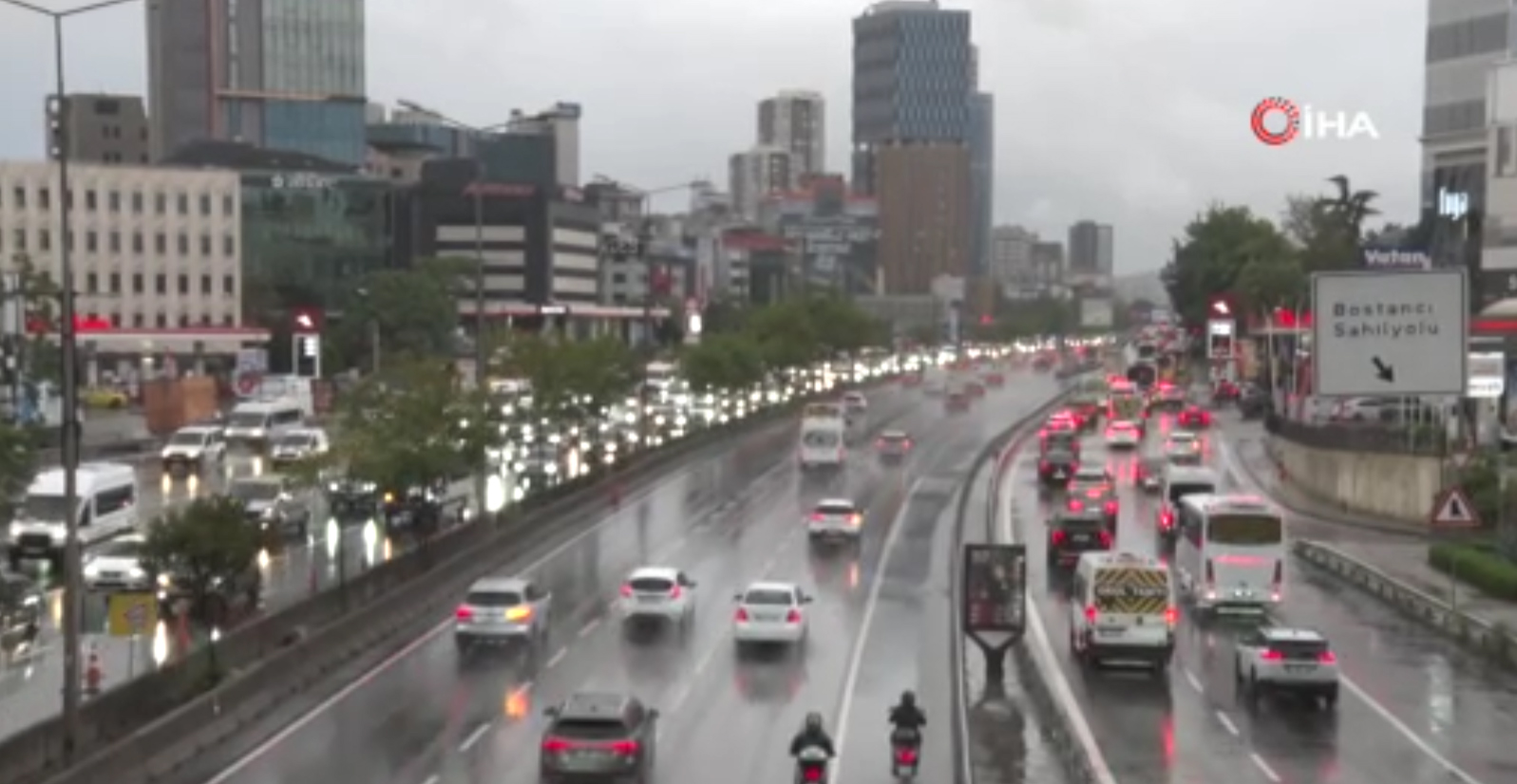 Yağış trafiği felç etti: Anadolu Yakası'nda yoğunluk yüzde 78