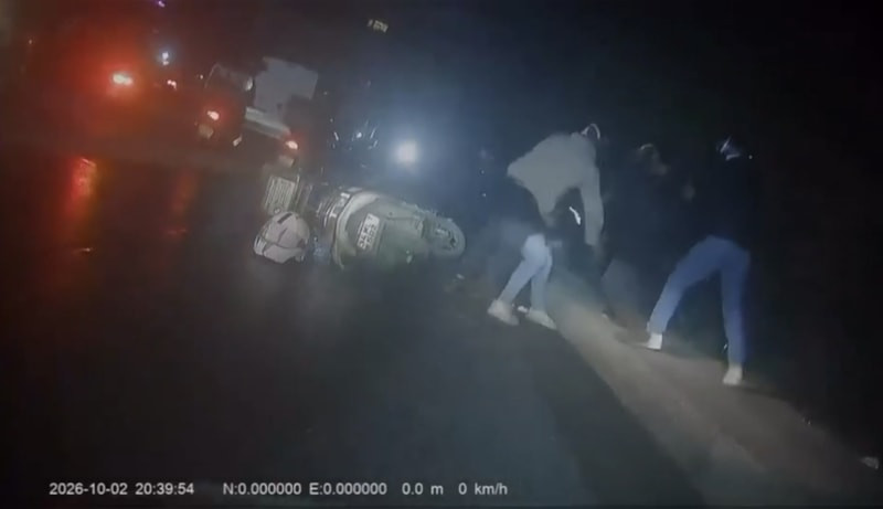 İstanbul'da moto kuryeyi dakikalarca dövdüler