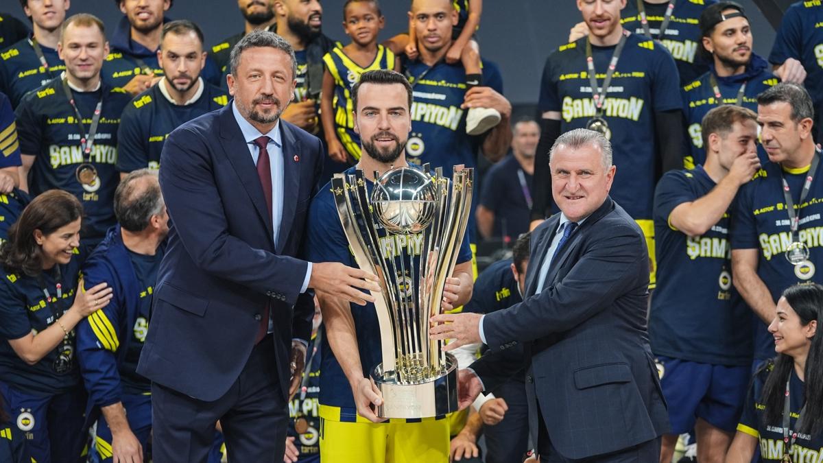 Bakan Bak'tan Fenerbahçe Tarfin'e şampiyonluk tebriği