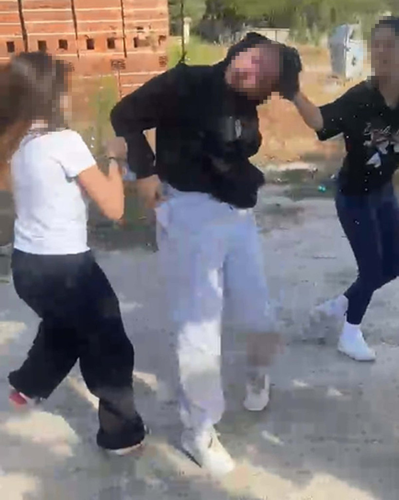 Liseli kızlardan akran zorbalığı: Çeşmede ıslatıp yerde sürüklediler