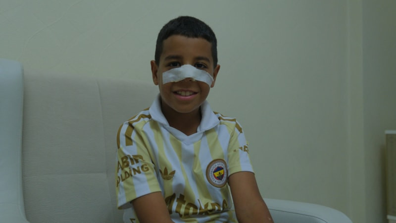 9 yaşındaki minik, narkoz etkisiyle Fenerbahçe - Galatasaray derbisini anlatmaya başladı