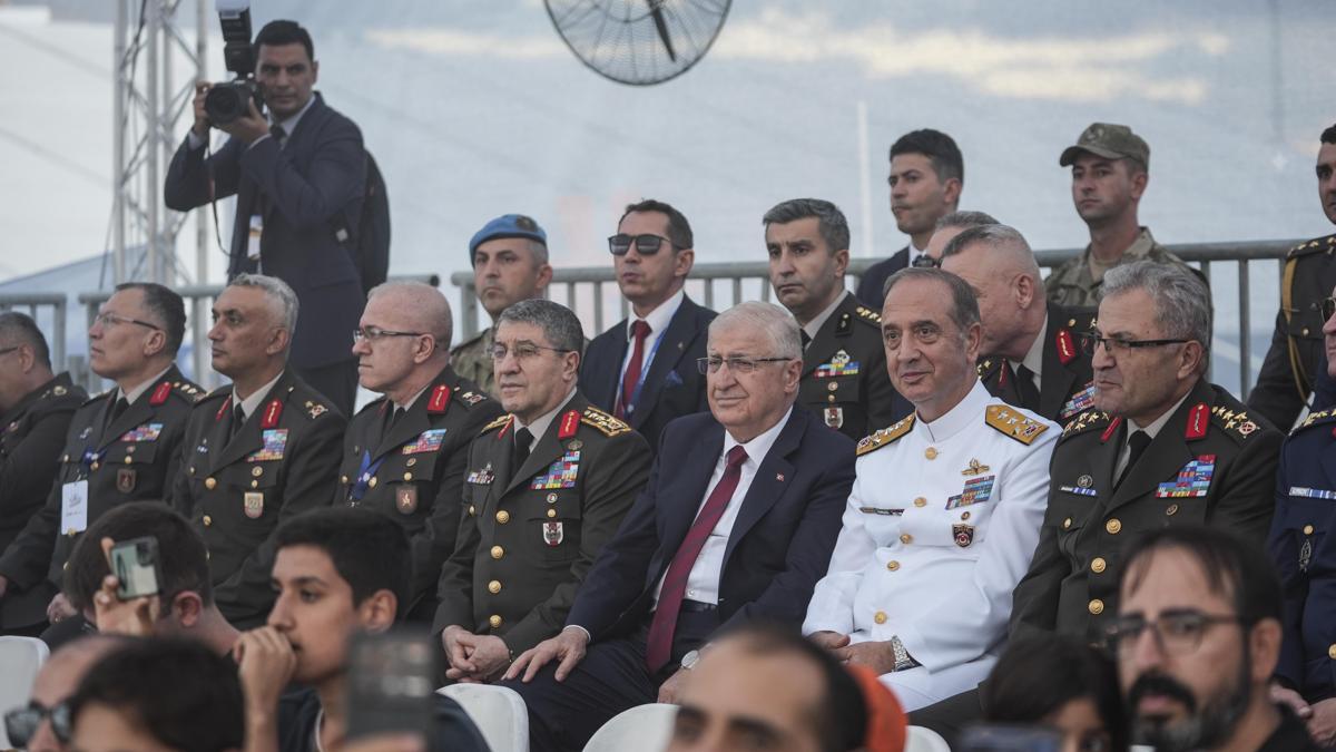 Bakan Güler TEKNOFEST Güneydoğu'da Türk Silahlı Kuvvetlerinin gösterilerini izledi