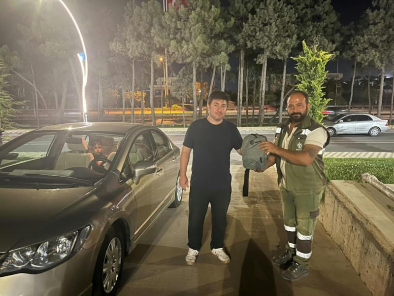 Kocaeli'de parkta bulduğu 400 bin liralık altın dolu çantayı sahibine ulaştırdı
