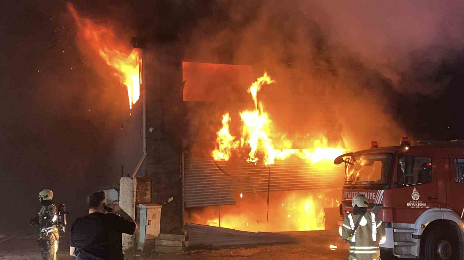 Esenyurt'ta büyük yangın! 4 iş yeri ile fabrikaya sıçradı