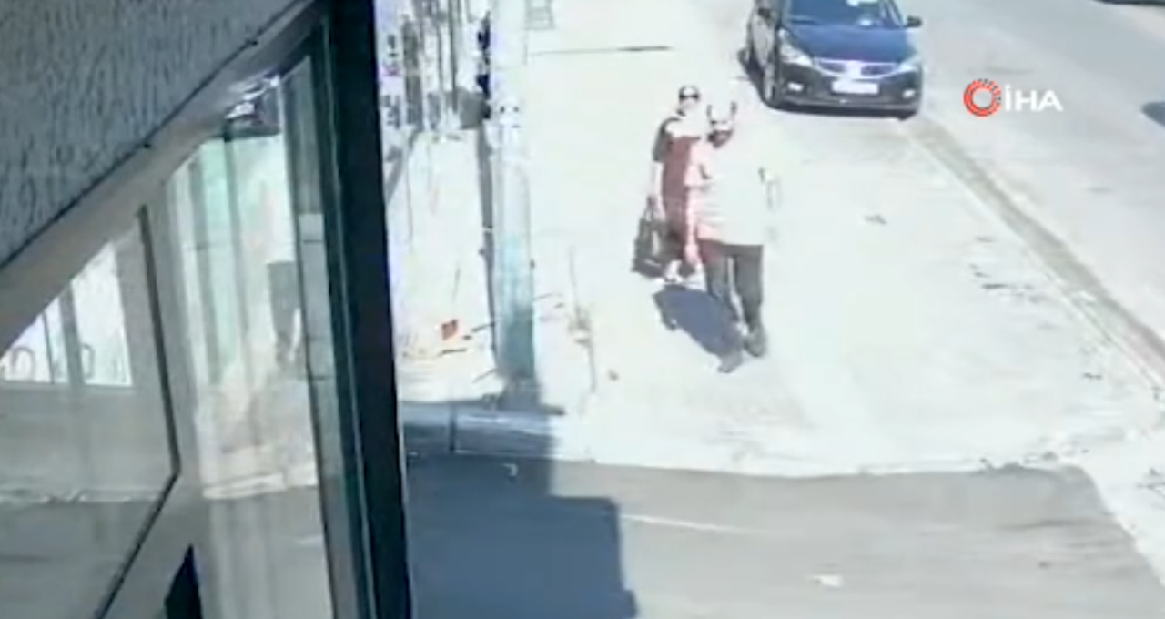 Eşiyle yolda yürürken silahlı saldırıya uğradı