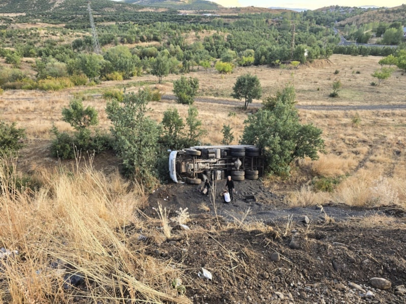 Bingöl’de devrilen kamyonun sürücüsü ağır yaralandı