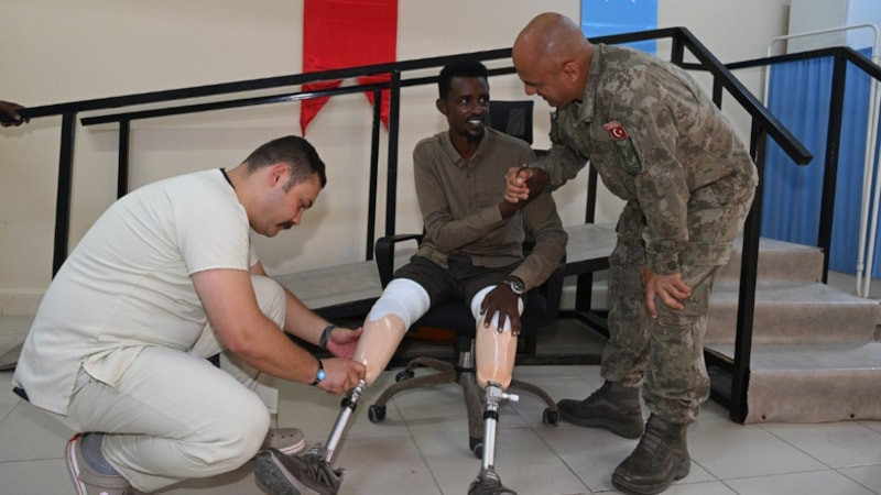 MSB'den Somalili 5 gaziye protez bacak desteği