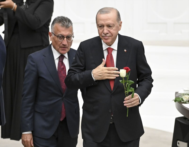 Cumhurbaşkanı Erdoğan, DEM Parti grubuyla tokalaştı