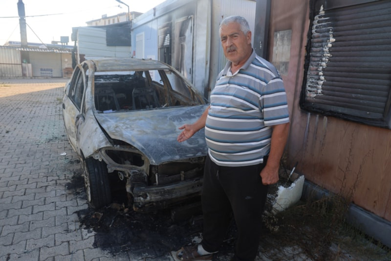 Hatay'da çalamadıkları otomobili yaktılar