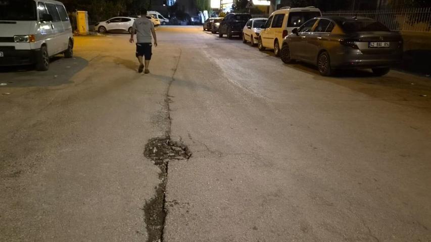 Adana’da yoldaki çukur baba ve kızını hastanelik etti